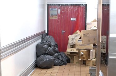 afval blokkeert rode restaurantdeur