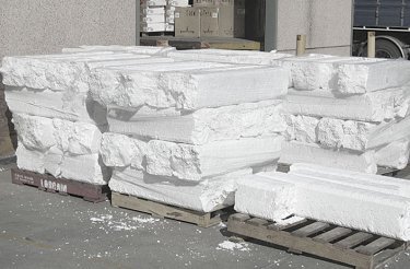 Polystyreen in blokken op paletten